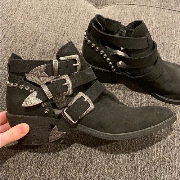 Dolce Vita Shoes - Dolce vita booties🖤